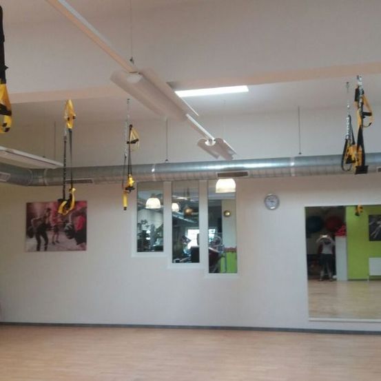 Bild enthält, Chair, Furniture, Indoors, Interior Design, Person, Floor, Architecture, Building, Foyer, Plant