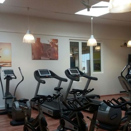 Bild enthält, Person, Fitness, Sport, Working Out, Gym, Computer Hardware, Electronics, Hardware, Monitor, Screen