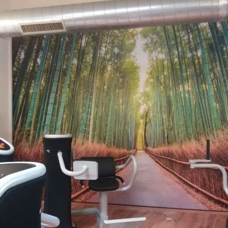 Bild enthält, Indoors, Person, Beauty Salon, Face, Head