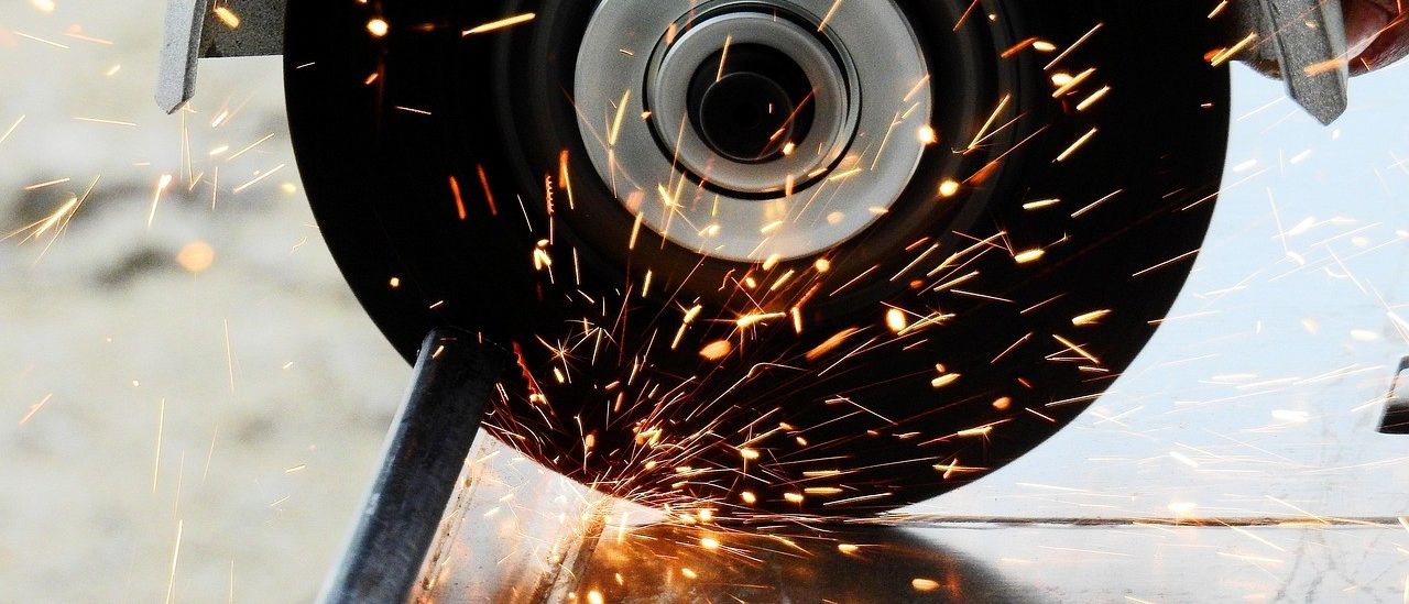 Bild enthält, Metalworking, Person, Car, Transportation, Vehicle, Machine, Wheel