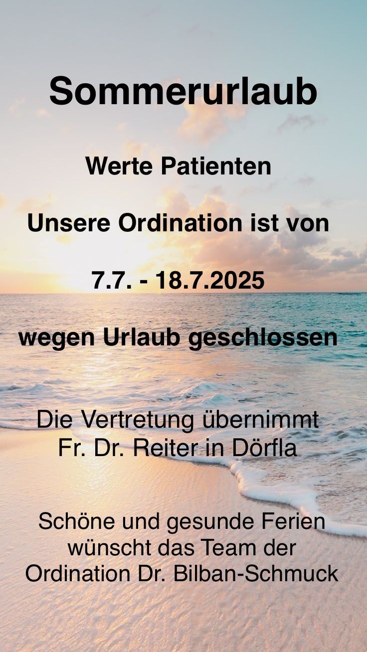 Ein Poster mit einem ruhigen Strand und einem Sonnenuntergangshimmel. Der Text lautet: 'Unsere Ordination ist vom 7. bis 18. Juli 2025 wegen Urlaub geschlossen. Die Vertretung übernimmt Fr. Dr. Reiter in Dorfla.'