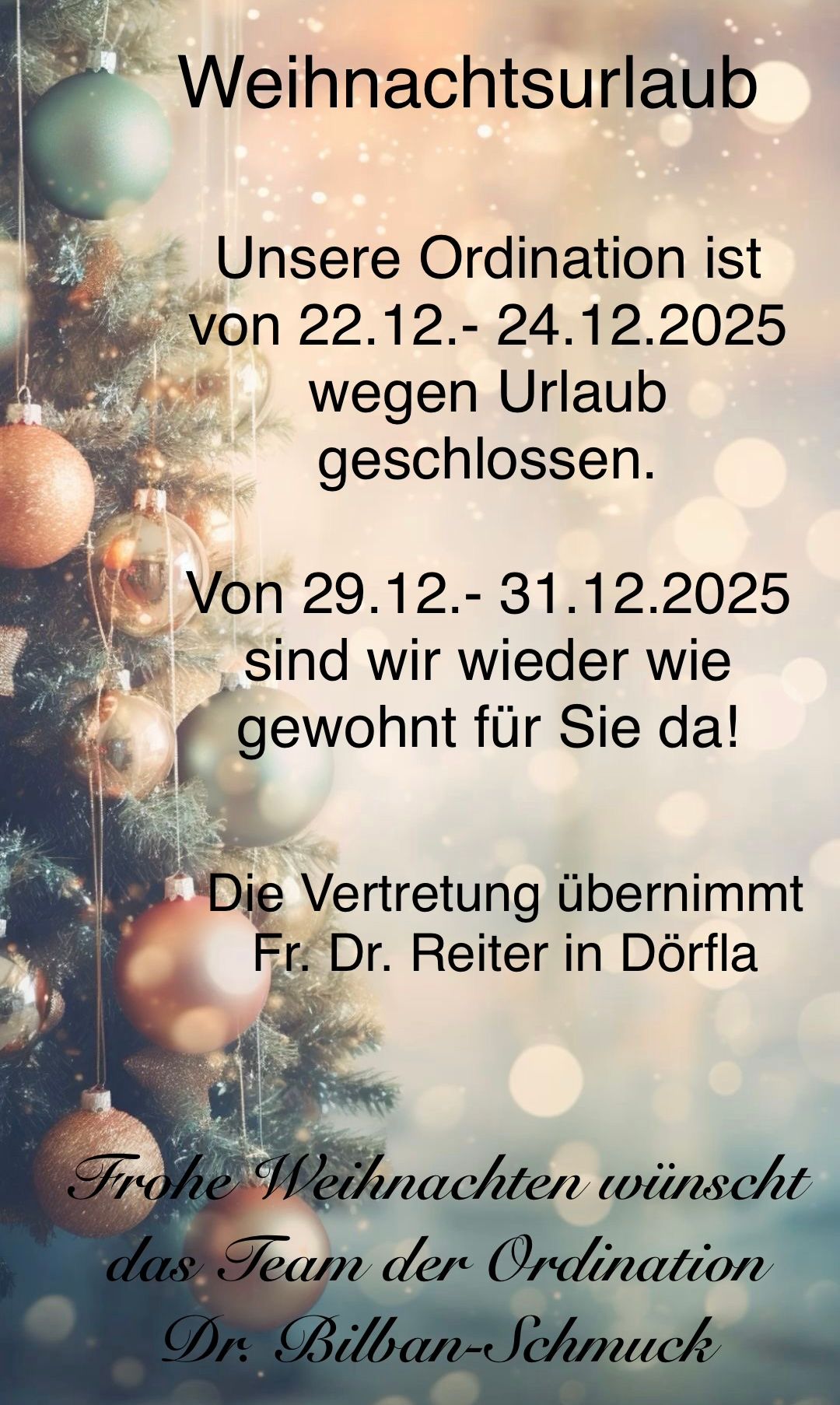 Ein Weihnachtsbaum mit Ornamenten. Ein Hinweis ist angebracht, der die Schließungszeiten für den Urlaub und die Zeiten, zu denen die Vertretung wieder verfügbar sein wird, angibt.