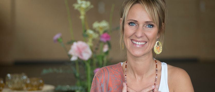 Bild enthält, Face, Head, Person, Smile, Finger, Hand, Flower, Flower Arrangement, Accessories, Formal Wear