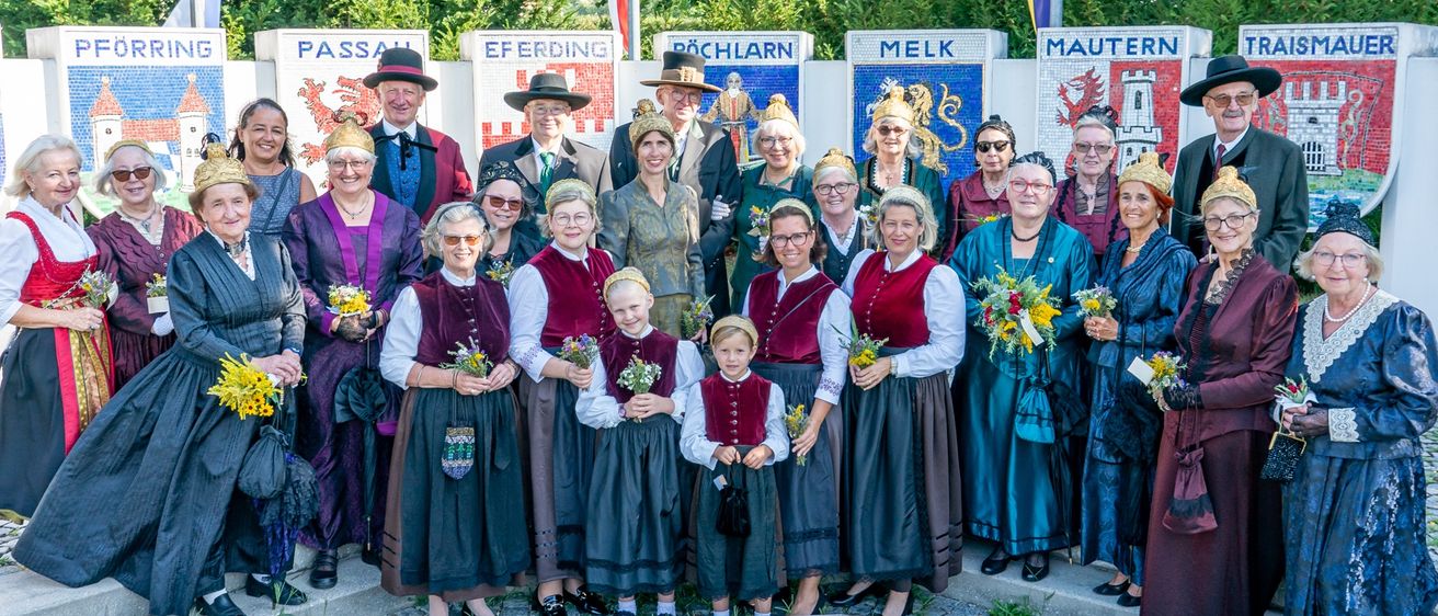Bild enthält, People, Person, Groupshot, Adult, Bride, Female, Woman, Flower Arrangement, Dress, Flower Bouquet