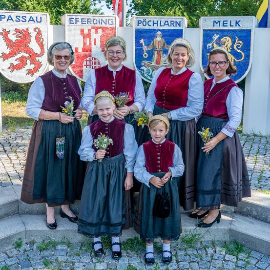 Ob Jung, ob Alt, an der Erlauf wird auch das Erlauftaler Dirndl getragen 