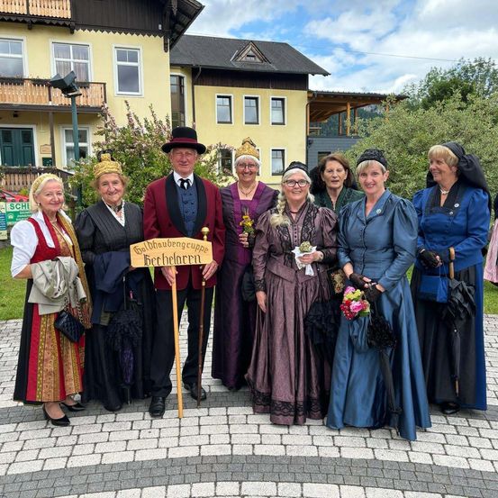 Bild enthält, Lady, Person, Adult, Female, Woman, Groupshot, People, Male, Man, Bride