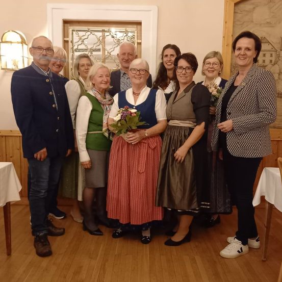 Bgm. Barbara Kainz+GR Walter Prankl mit dem neuen Vorstand 