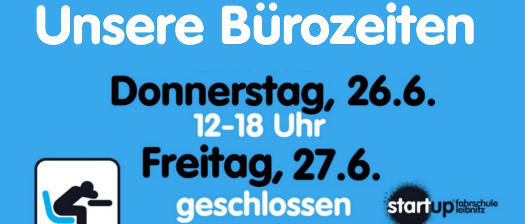 Blaues Poster mit weißem Text. Es steht: 'Unsere Bürozeiten: Donnerstag, 26.6., 12-18 Uhr. Freitag, 27.6., geschlossen. Anmeldungen auch per Mail möglich. Wir melden uns gerne zurück. Montag, 30.6., 9-12 & 14-18 Uhr.