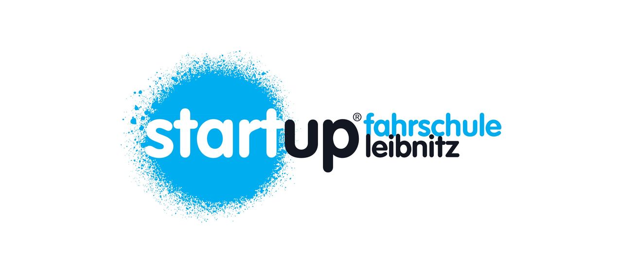 Das StartUp Fahrschule Logo zeigt das Wort StartUp in Blau und Weiß, mit einem blauen Kreis und blauen Punkten auf der linken Seite. Das Wort Fahrschule ist in Schwarz und Blau, mit Leibniz in Blau.