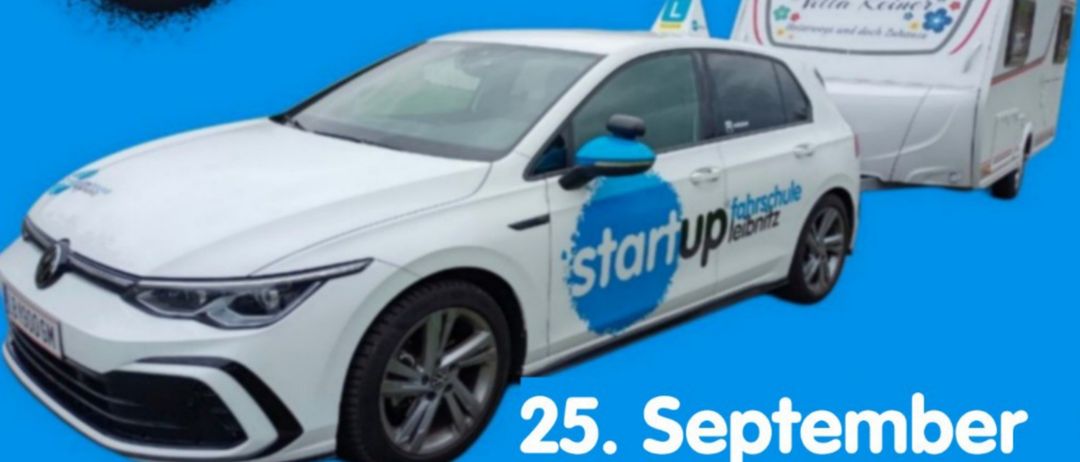 Eine Werbung für die Startup Fahrschule Leibniz zeigt ein weißes Auto mit blauem Logo und den Worten Startup Leibniz an der Seite. Das Datum 25. September ist prominent angezeigt.