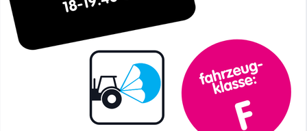 Ein schwarzes rechteckiges Bild mit weißem Text, der '09. & 10.2. jeweils von 18-19.40 Uhr' besagt. Darunter befindet sich ein blaues Traktor-Symbol und ein rosa Kreis mit dem Text 'fahrzeug-klasse: F'. Darunter steht 'Traktor(F) - Kurs' in Blau mit weißem Text, der 'pflugen, saen, ernten oder einfach offroad-action' besagt.