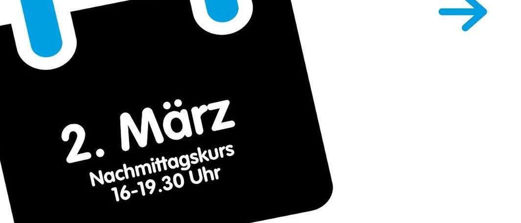 Ein Plakat für einen Abendkurs am 2. März, 16:19:30 Uhr. Der Kurs ist für Fahrzeugklasse B und deckt Grundwissen und Besonderheiten ab. Symbole zeigen eine Person im Stuhl und einen Autounfall.