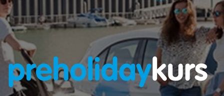 Drei Personen stehen neben einem Auto in der Nähe eines Hafens, mit einem Gebäude und Booten im Hintergrund. Die Anzeige lautet 'preholidaykurs', mit angegebenen Daten und Zeiten. Es wird empfohlen, keine Ferien zu opfern.