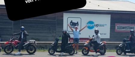 Eine Werbung für einen Mopedkurs am 10. und 11. August mit Personen, die vor einem Gebäude auf Rollern fahren.