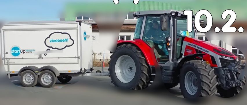 Bild enthält, Tractor, Transportation, Vehicle, Machine, Wheel, Adult, Male, Man, Person, Bulldozer