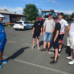 Bild enthält, Shorts, People, Person, Pants, Baseball Cap, Boy, Male, Teen, Walking, Car