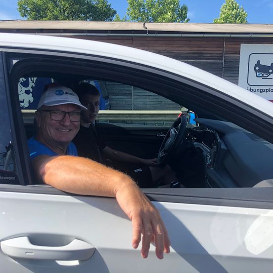 Bild enthält, Adult, Male, Man, Person, Accessories, Glasses, Driving, Vehicle, Car, Wheel