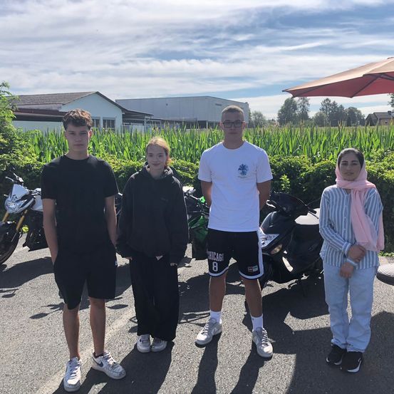 Bild enthält, Shelter, T-Shirt, Summer, People, Person, Potted Plant, Shorts, City, Portrait, Teen