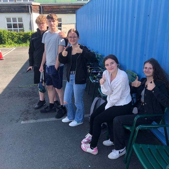 Bild enthält, Boy, Male, Person, Teen, Shorts, Groupshot, Adult, Female, Woman, Photobombing