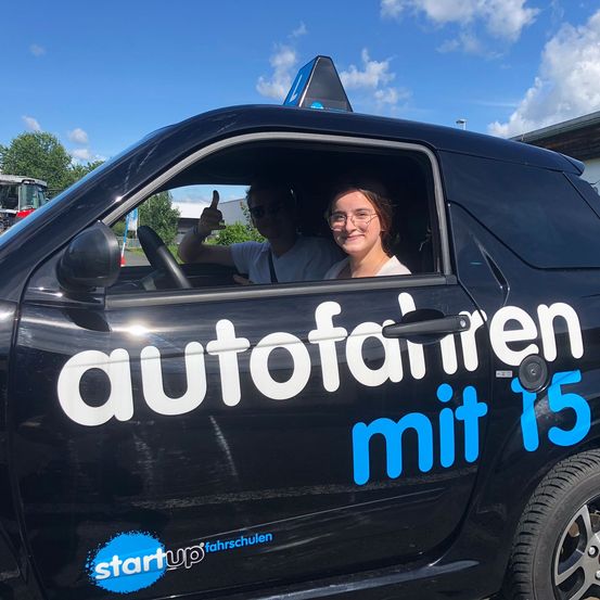 Bild enthält, Person, Adult, Female, Woman, Car, Vehicle, Wheel, Glasses, Face, Text