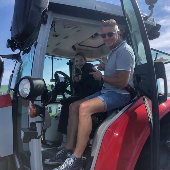 Bild enthält, Adult, Male, Man, Person, Wristwatch, Wheel, Driving, Vehicle, Shorts, Tractor