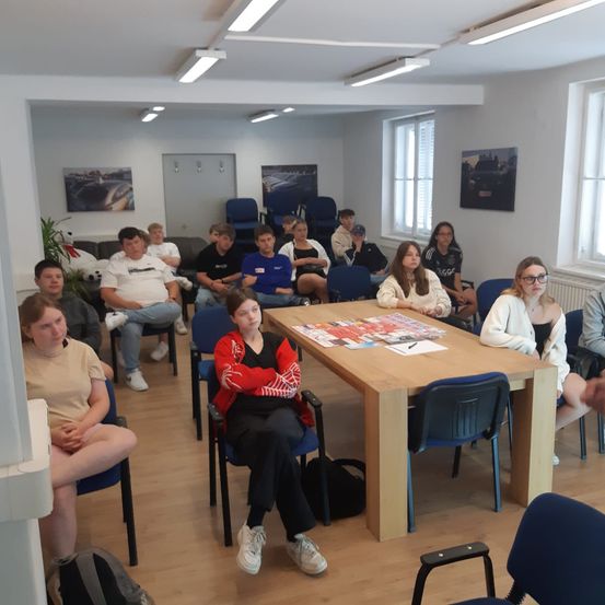 Bild enthält, People, Person, Crowd, Dining Table, Table, Dining Room, Glasses, Shoe, Adult, Man