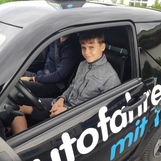 Bild enthält, Driving, Person, Transportation, Vehicle, Boy, Child, Male, Car