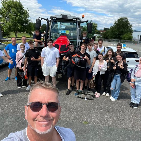 Bild enthält, People, Person, Sunglasses, Portrait, Jeans, City, Street, Urban, Adult, Man