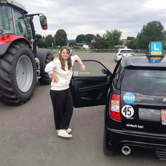 Bild enthält, Person, Photography, Portrait, Car, Female, Girl, Teen, Tire, Pants, Alloy Wheel