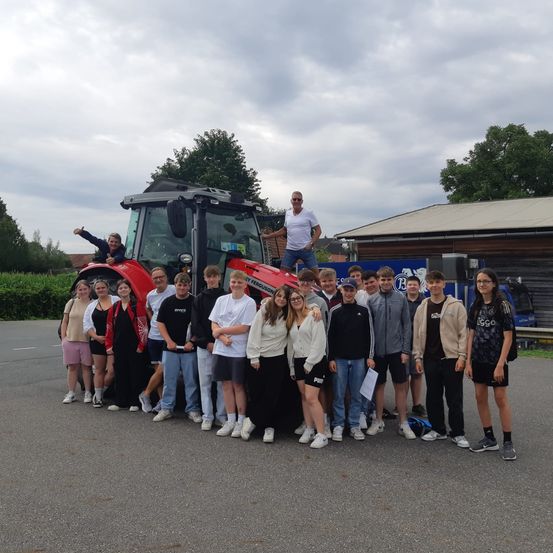 Bild enthält, Shelter, Pants, People, Person, Portrait, Shoe, Boy, Male, Teen, Man