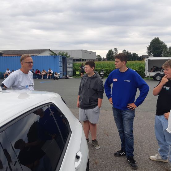 Bild enthält, Pants, Shelter, Jeans, People, Person, Boy, Male, Teen, Glasses, Shoe