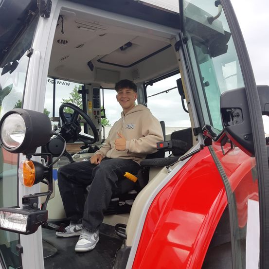 Bild enthält, Person, Sitting, Driving, Transportation, Vehicle