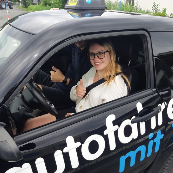 Bild enthält, Driving, Person, Transportation, Vehicle, Adult, Female, Woman, Car, Wheel, Glasses