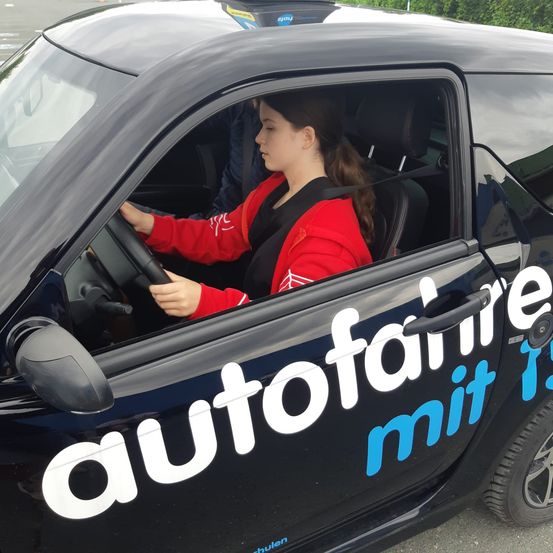 Bild enthält, Adult, Female, Person, Woman, Driving, Transportation, Vehicle, Car