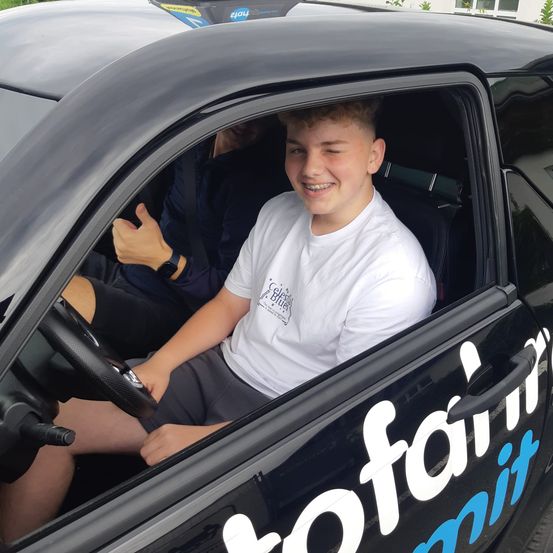 Bild enthält, Face, Person, Portrait, T-Shirt, Adult, Male, Man, Driving, Vehicle, Car