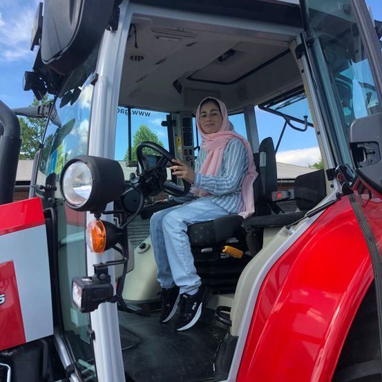 Bild enthält, Adult, Female, Person, Woman, Transportation, Vehicle