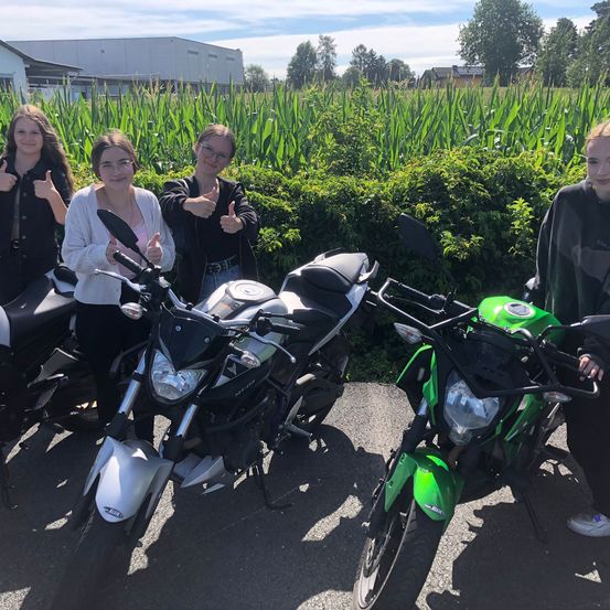 Bild enthält, Outdoors, Nature, Adult, Female, Person, Woman, People, Countryside, Motorcycle, Shoe