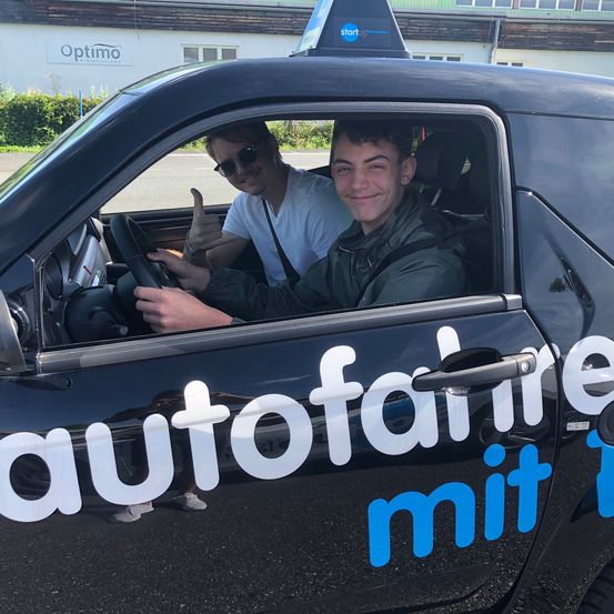 Bild enthält, Adult, Male, Man, Person, Driving, Vehicle, Car, Face, Glasses, Shoe