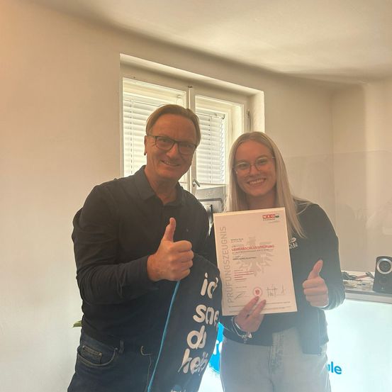 Bild enthält, Pants, Adult, Female, Person, Woman, Male, Man, Jeans, Face, Portrait