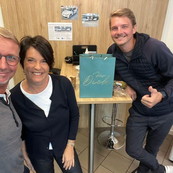 Bild enthält, Table, Desk, Adult, Female, Person, Woman, Dining Table, Male, Man, Portrait