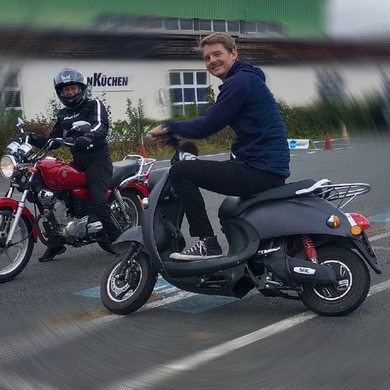 Bild enthält, Moped, Motor Scooter, Motorcycle, Adult, Male, Man, Person, Helmet, Wheel, Glove