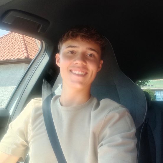 Bild enthält, Face, Head, Photography, Portrait, Cushion, Home Decor, Accessories, Belt, Smile, Selfie