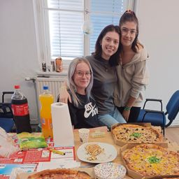 Bild enthält, Table, Lunch, Dining Table, Dining Room, Pizza, Adult, Female, Person, Woman, Brunch