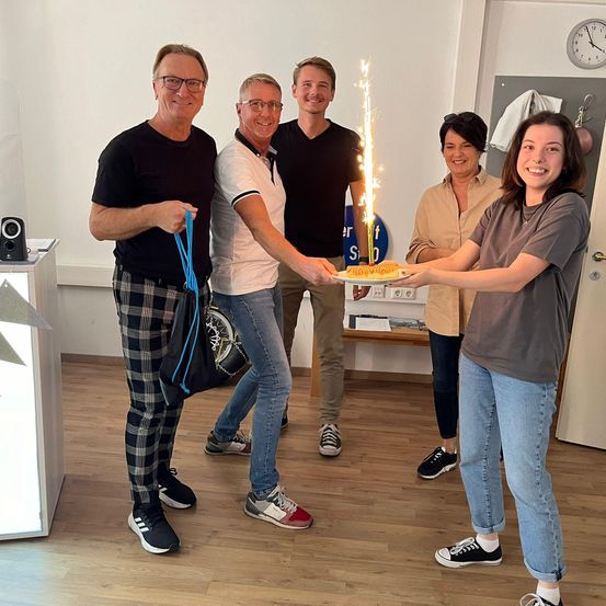 Bild enthält, Table, People, Person, Desk, Pants, Groupshot, Speaker, Adult, Male, Man