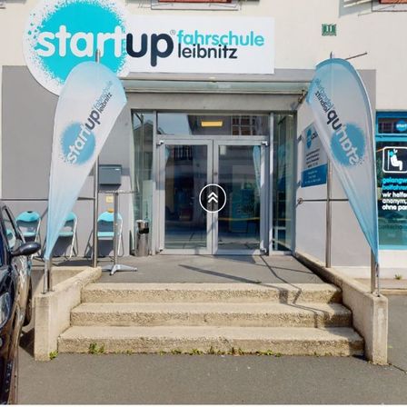 Bild enthält, Car, Transportation, Vehicle, Machine, Wheel, Car Dealership, Police Station