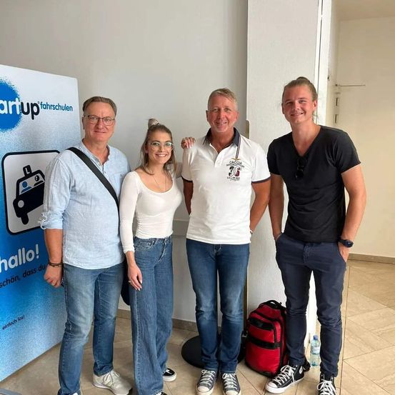 Bild enthält, Pants, Groupshot, Person, Jeans, Adult, Female, Woman, Male, Man, Shoe