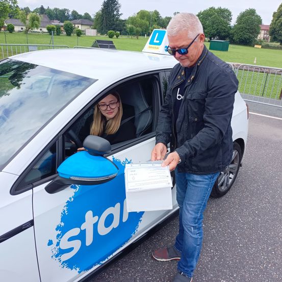 Bild enthält, Advertisement, Poster, Adult, Female, Person, Woman, Car, Male, Man, Jeans