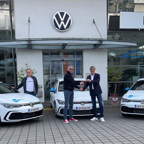 Bild enthält, Adult, Male, Man, Person, Police Station, Car, Vehicle, Footwear, Shoe, Coat