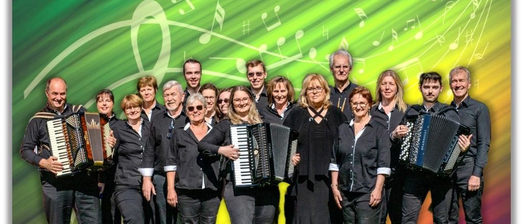 Eine Musikband mit mehreren Mitgliedern, einige halten Akkordeons, steht vor einem grünen Hintergrund mit Noten.
