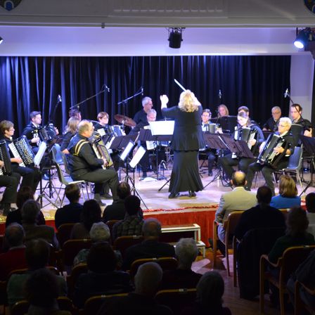 Bild enthält, Group Performance, Music Band, Person, Concert, Stage, Indoors, Adult, Male, Man, Theater